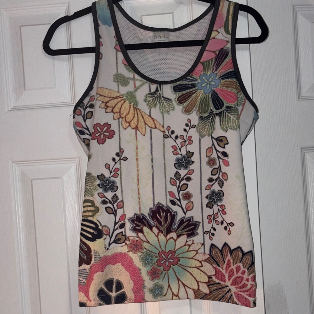 🌴So Sporty Women’s Athletic Floral Patterned Tank Top Size Large.